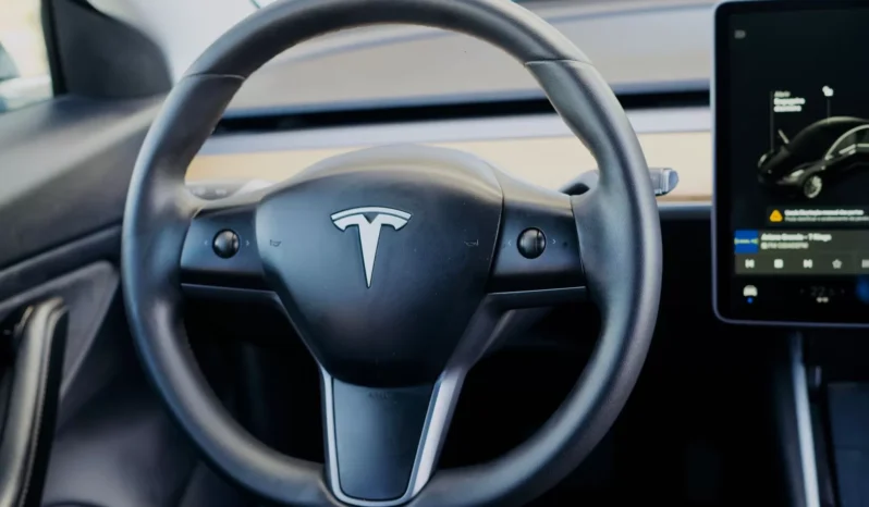 
								Tesla Model 3 full									