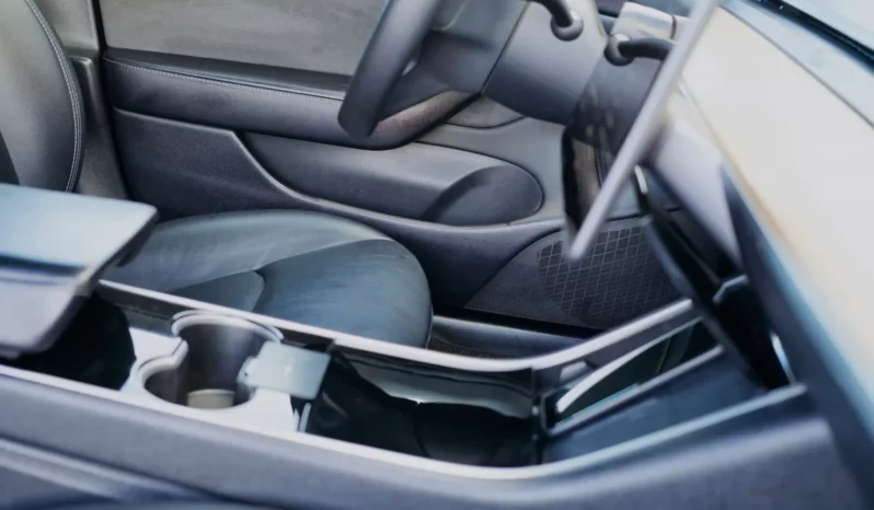 
								Tesla Model 3 full									