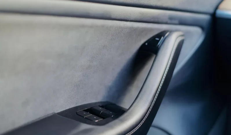 
								Tesla Model 3 full									
