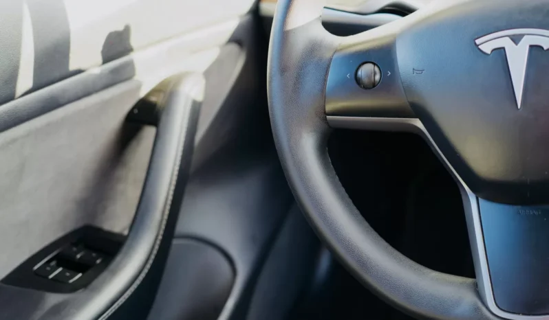 
								Tesla Model 3 full									