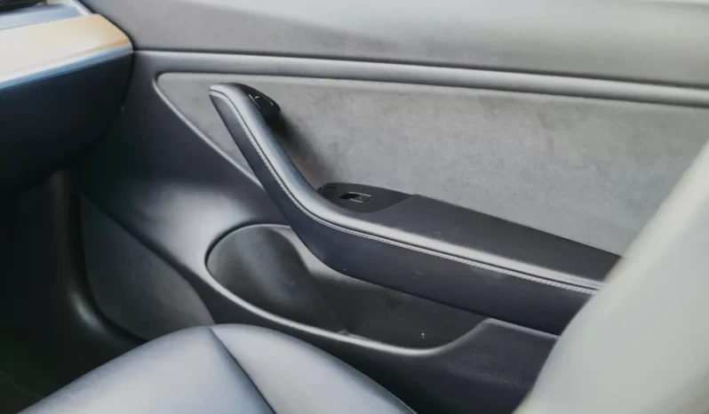 
								Tesla Model 3 full									