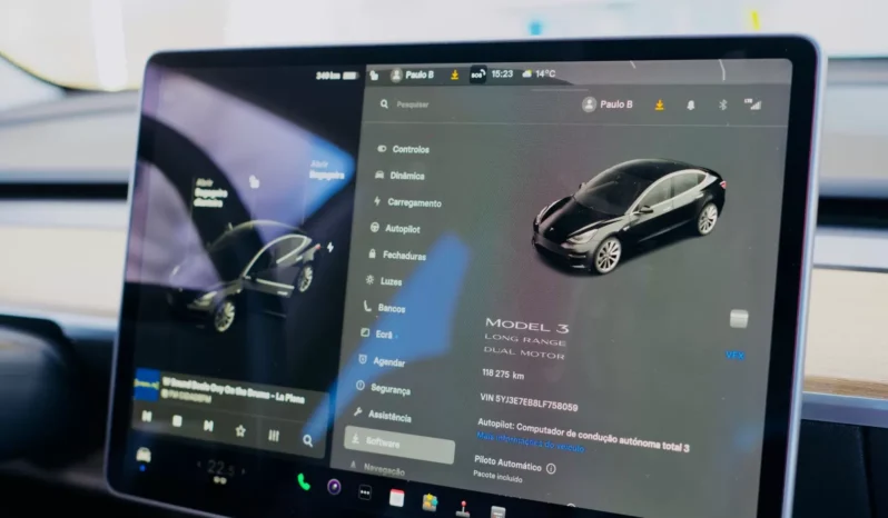 
								Tesla Model 3 full									