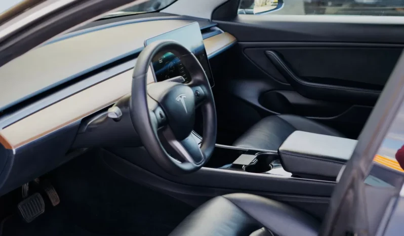 
								Tesla Model 3 full									