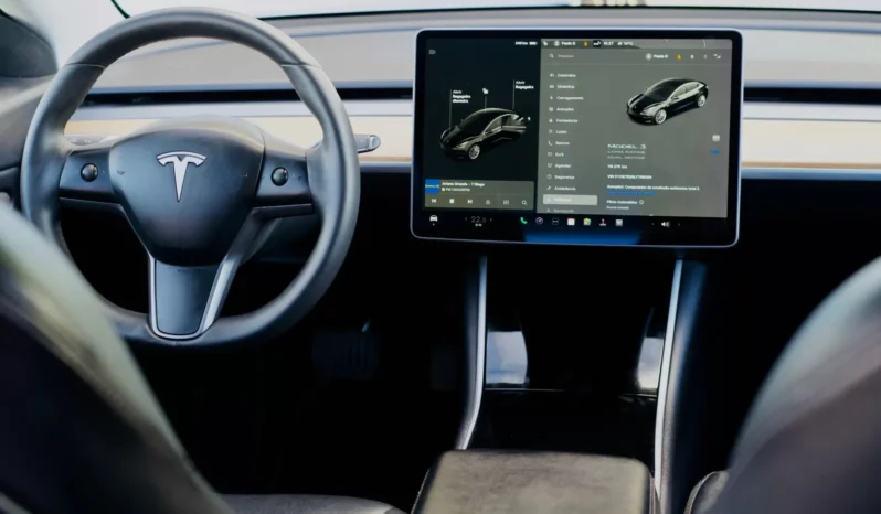 
								Tesla Model 3 full									