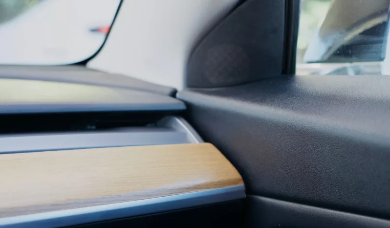 
								Tesla Model 3 full									