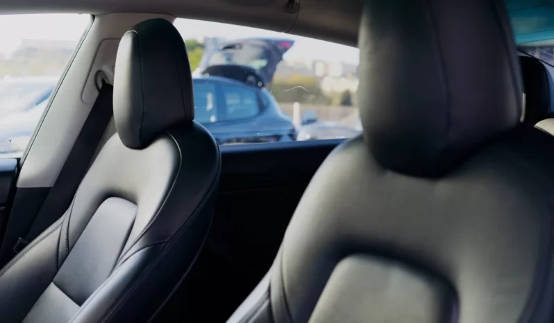 
								Tesla Model 3 full									