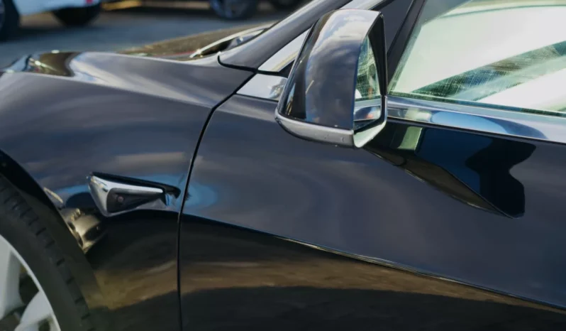 
								Tesla Model 3 full									