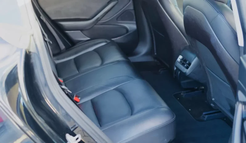
								Tesla Model 3 full									