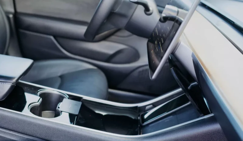 
								Tesla Model 3 full									