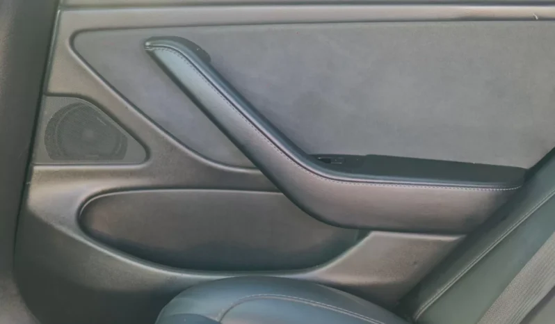 
								Tesla Model 3 full									