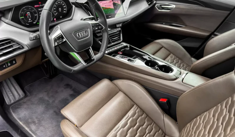 
								Audi e-tron GT full									