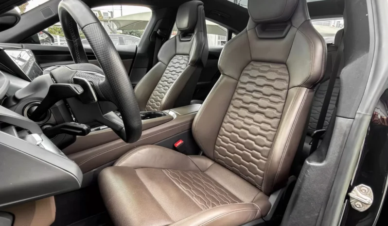 
								Audi e-tron GT full									