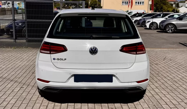 
								VW e-Golf Standard full									