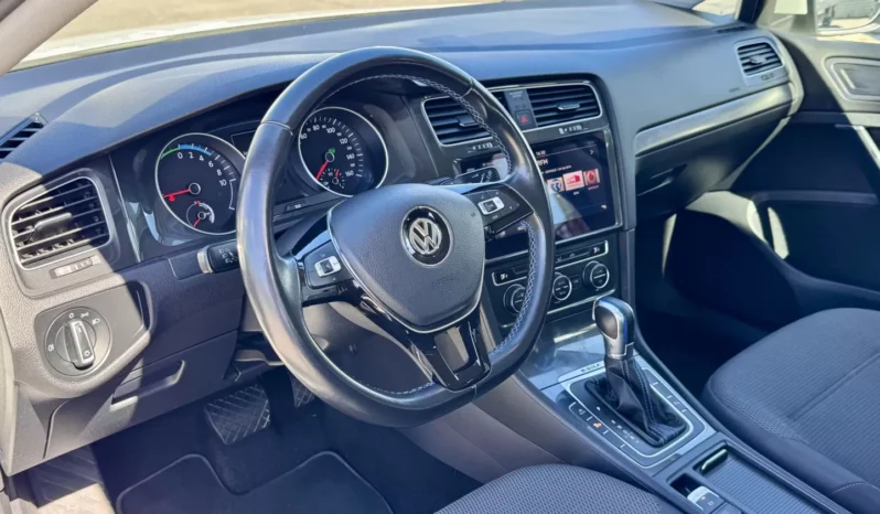 
								VW e-Golf Standard full									