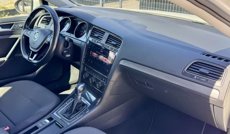 
								VW e-Golf Standard full									