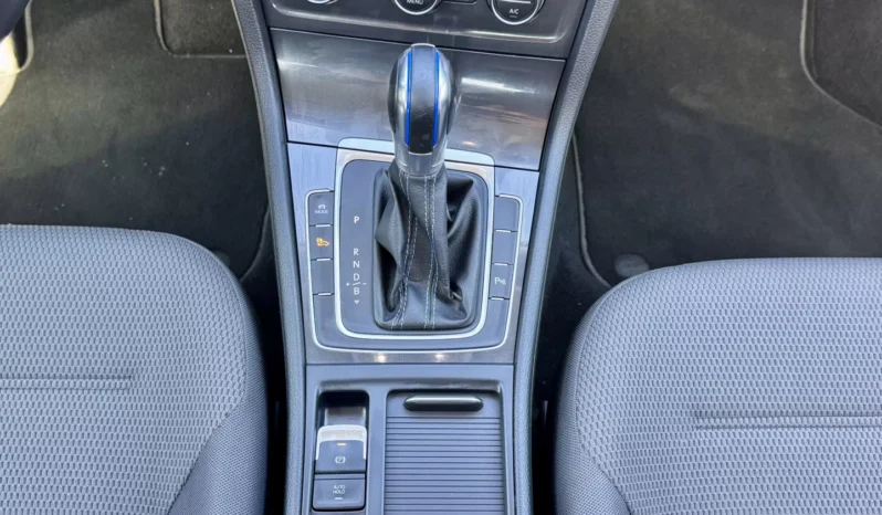 
								VW e-Golf Standard full									