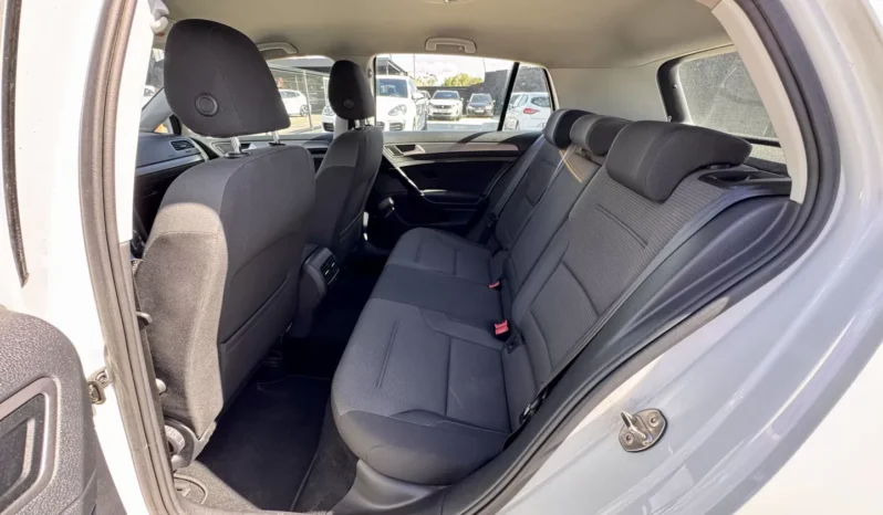 
								VW e-Golf Standard full									