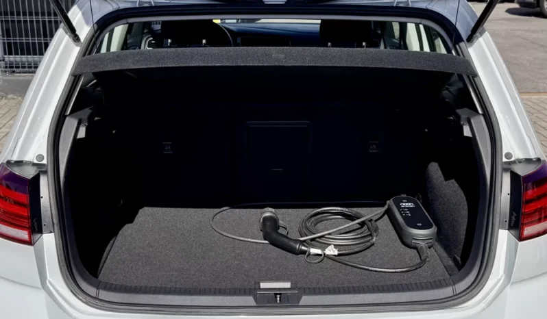 
								VW e-Golf Standard full									