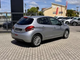 
										Peugeot 208 1.2 PureTech Signature full									
