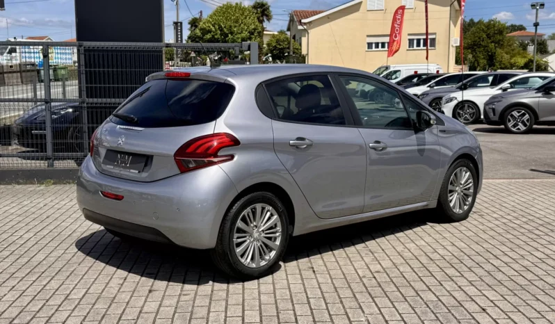 
								Peugeot 208 1.2 PureTech Signature full									