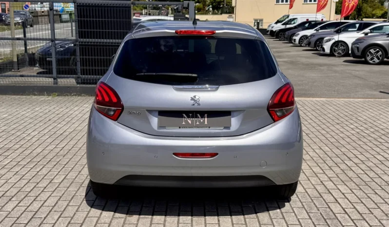 
								Peugeot 208 1.2 PureTech Signature full									