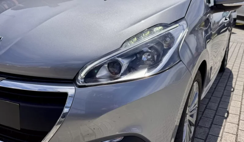 
								Peugeot 208 1.2 PureTech Signature full									
