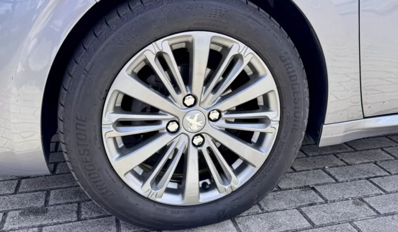 
								Peugeot 208 1.2 PureTech Signature full									