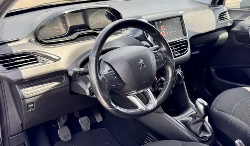 
								Peugeot 208 1.2 PureTech Signature full									