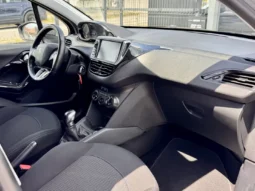 
										Peugeot 208 1.2 PureTech Signature full									