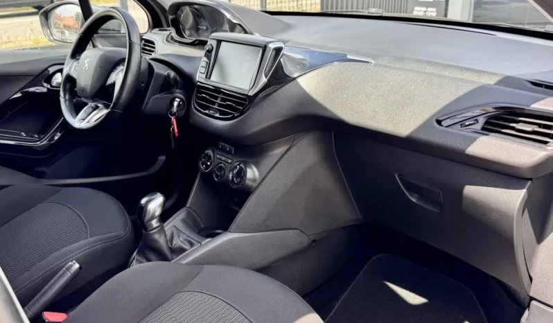 
								Peugeot 208 1.2 PureTech Signature full									