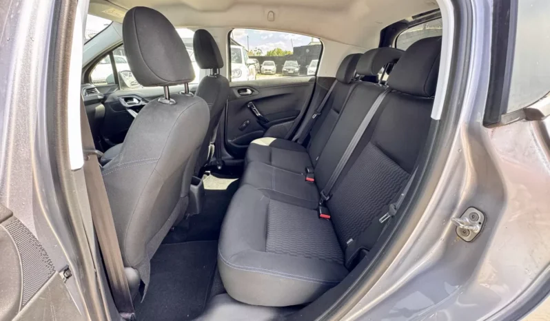 
								Peugeot 208 1.2 PureTech Signature full									