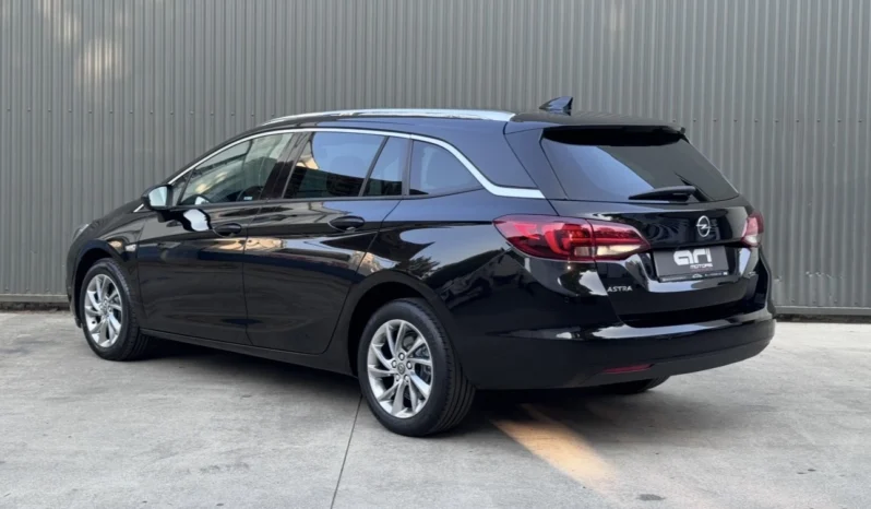 
								Opel Astra Sports Tourer full									