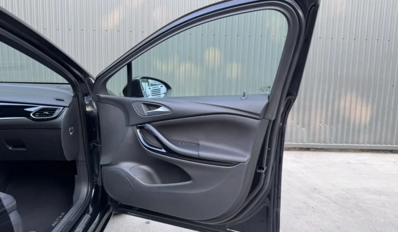 
								Opel Astra Sports Tourer full									