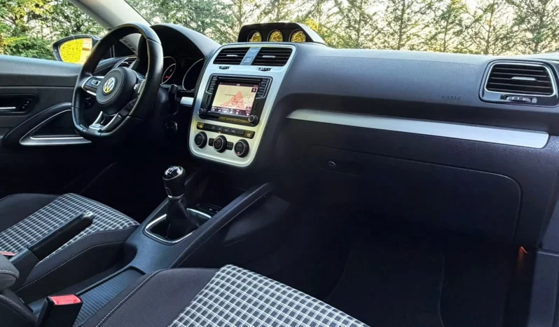 
								VW Scirocco 2.0 TDI Sport full									