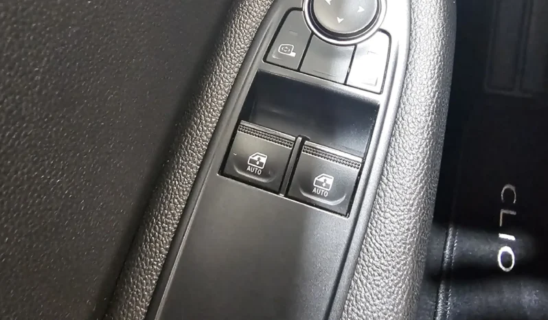 
								Renault Clio full									