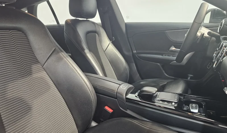 
								Mercedes-Benz CLA 180 full									